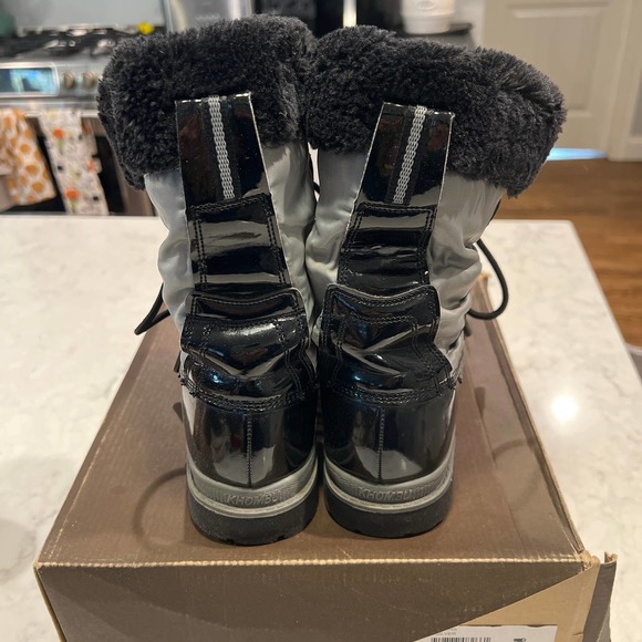 NIB Khombu Birch Women’s Faux Fur Snow Boot Waterproof Black Silver Sz: 8‎ - Picture 3 of 8